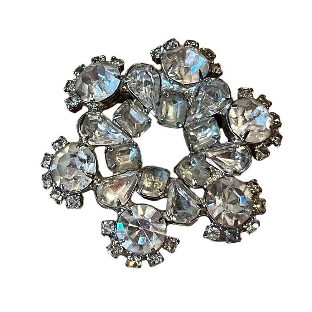 Vtg Unmarked Clear Rhinestones Flower Circle Brooch Pin 2.25” Wide Beautiful